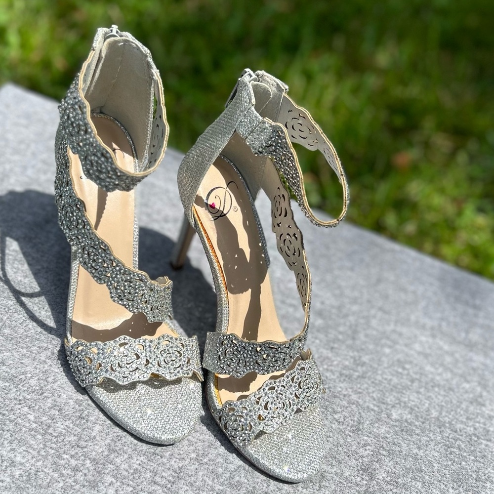 Gorgeous Silver Formal Heels With Rhinestones Design, Great Condition.